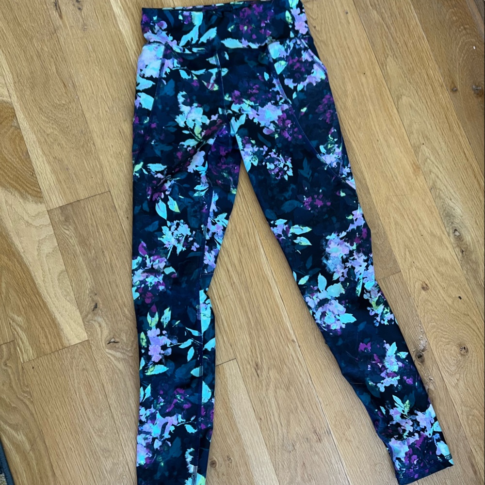 Old Navy girls athletic leggings.